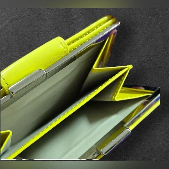 Givenchy small bifold wallet with kiss lock EUC - Picture 2 of 10